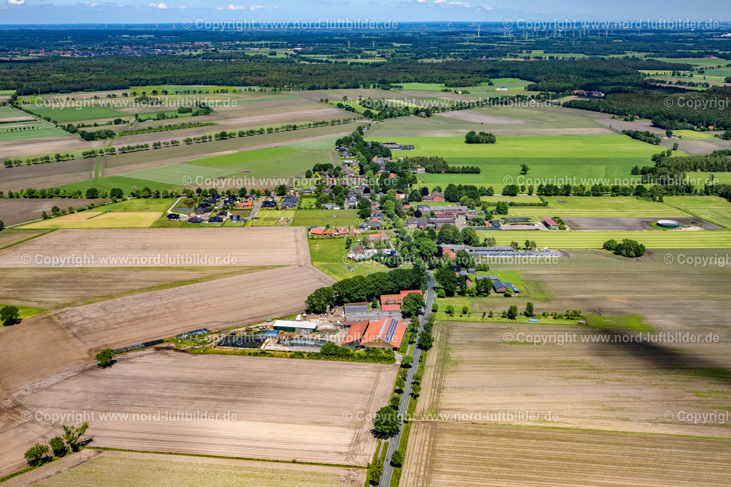 Ahrensmoor_ELS_7111030622 | AHLERSTEDT 03.06.2022 Ortsansicht der Straßen und Häuser der Wohngebiete in Ahrensmoor West im Bundesland Niedersachsen, Deutschland. // Town View of the streets and houses of the residential areas in Ahrensmoor West in the state Lower Saxony, Germany. Foto: Martin Elsen