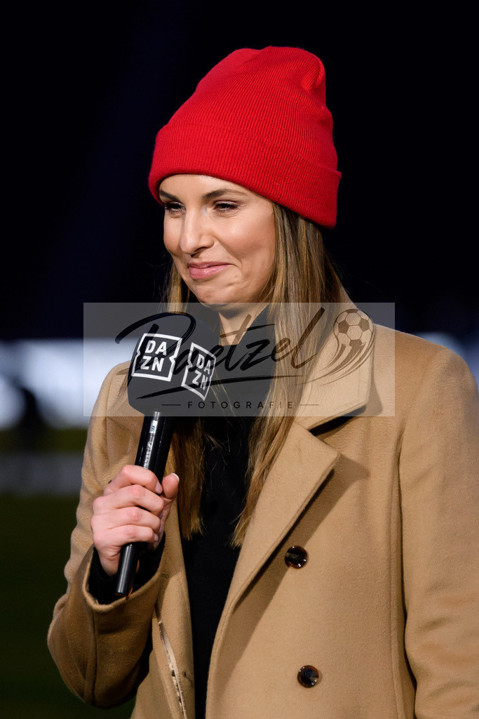 BSCFCB20220123_209 | Fussball, Herren: DAZN-Moderatorin Laura Wontorra schaut bei dem Spiel der 1. Bundesliga zwischen Hertha BSC und FC Bayern Muenchen im Olypiastadion am 23.01.2022 in Berlin, Deutschland.DFB / DFL REGULATIONS PROHIBIT ANY USE OF PHOTOGRAPHS AS IMAGE SEQUENCES AND/OR QUASI-VIDEO. - Realisiert mit Pictrs.com