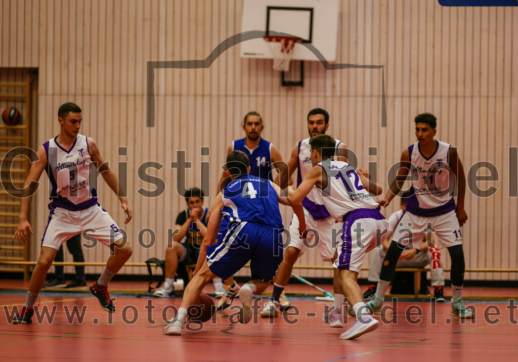 2022-05-29_051_SpVgg_Altenerding_gegen_Muenchen_Basket_2 | Erding, Deutschland, 29.05.2022:
Basketball, Bezirksliga 2021 / 2022, Herren Turnier der 2. der Aufstiegsrunden, SpVgg Altenerding gegen München Basket 2, Endergebnis: 

Tizian Baur (München Basket, #4), Sebastian Weber (SpVgg Altenerding, #12), Luis Winkler (SpVgg Altenerding, #11)

Foto: Christian Riedel / fotografie-riedel.net