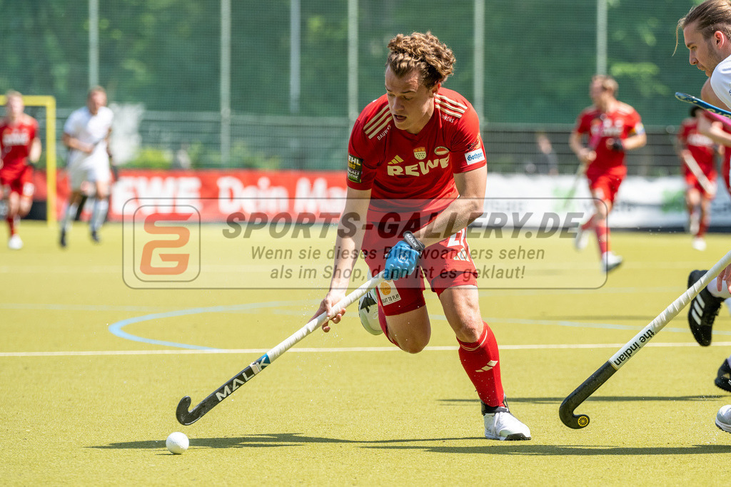 SFE_20240511_0067 | Krefeld, Deutschland, 11.05.2024: Michel Struthoff (Rot-Weiss Köln) Timo Kossel (Crefelder HTC) in Aktion waehrend des Spiels der Feldhockey 1. Bundesliga Herren zwischen Crefelder HTC - Rot Weiss Köln im Gerd-Wellen-Hockeyanlage am 11.05.2024 in Krefeld, Deutschland. (Foto von Stephan Fehrmann)

Krefeld, Germany, 11.05.2024: Michel Struthoff (Rot-Weiss Köln) Timo Kossel (Crefelder HTC) in action during the game of Feldhockey 1. Bundesliga Herren between Crefelder HTC - Rot Weiss Köln in Gerd-Wellen-Hockeyanlage at 11.05.2024 in Krefeld, Deutschland. (Foto from Stephan Fehrmann)