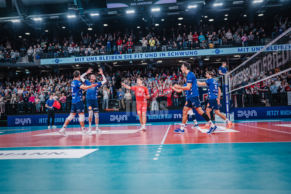 Volleyball | Herren | Saison 2023/2024 | Volleyball-Bundesliga | SVG Lüneburg vs. Energiequelle Netzhoppers KW | 27.10.2023 | Jubel bei der SVG Lüneburg über den Satzgewinn
