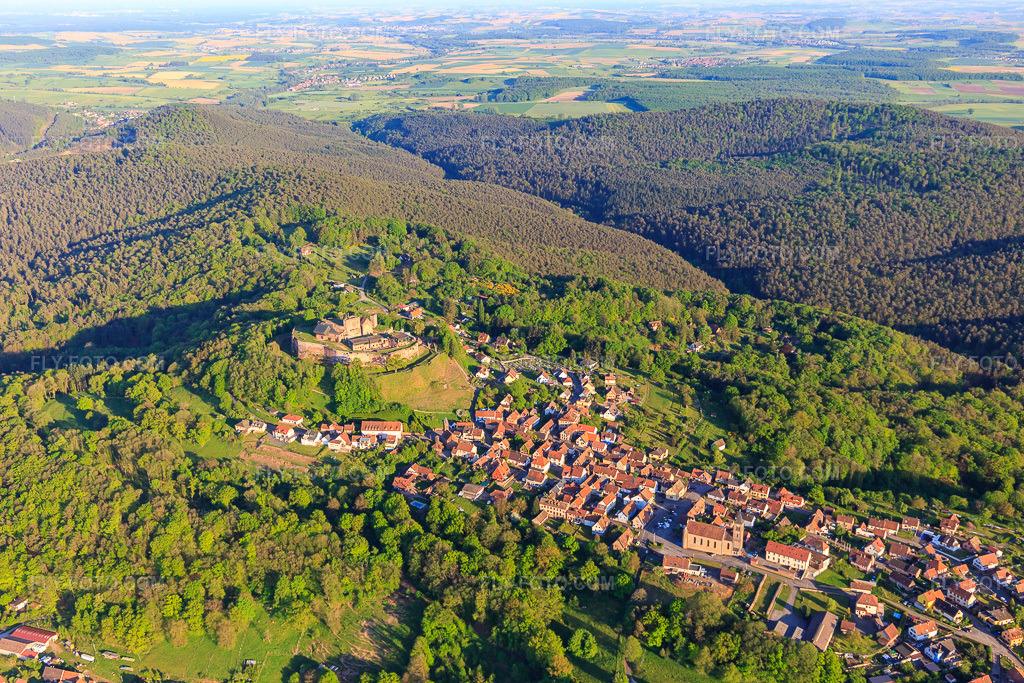 Aerial view: View of the town in the Northern Vosges from the northwest with the church of Notre-Dame-Marie-Auxilliatrice below the Château de Lichtenberg in Lichtenberg in the state Bas-Rhin, France. – Photo: IMG_145808.jpg taken on 04/30/2025 by Werner Riehm/FLY-FOTO.com – Resolution of the original: 5472 x 3648 px – Visiter le château de Lichtenberg dans les Vosges du Nord - Alsace