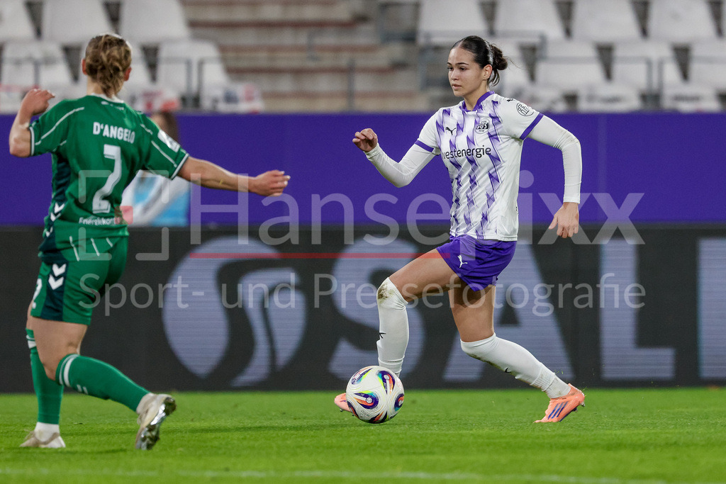 Fussball, Google Pixel Frauen-Bundesliga, SGS Essen - SV Werder Bremen | v.li.: Chiara D Angelo (SV Werder Bremen, 2) und Kassandra Potsi (SGS Essen, 28) im Zweikampf, Duell, Dynamik, Aktion, Action, Spielszene, DIE DFB-RICHTLINIEN UNTERSAGEN JEGLICHE NUTZUNG VON FOTOS ALS SEQUENZBILDER UND/ODER VIDEOÄHNLICHE FOTOSTRECKEN. DFB REGULATIONS PROHIBIT ANY USE OF PHOTOGRAPHS AS IMAGE SEQUENCES AND/OR QUASI-VIDEO.