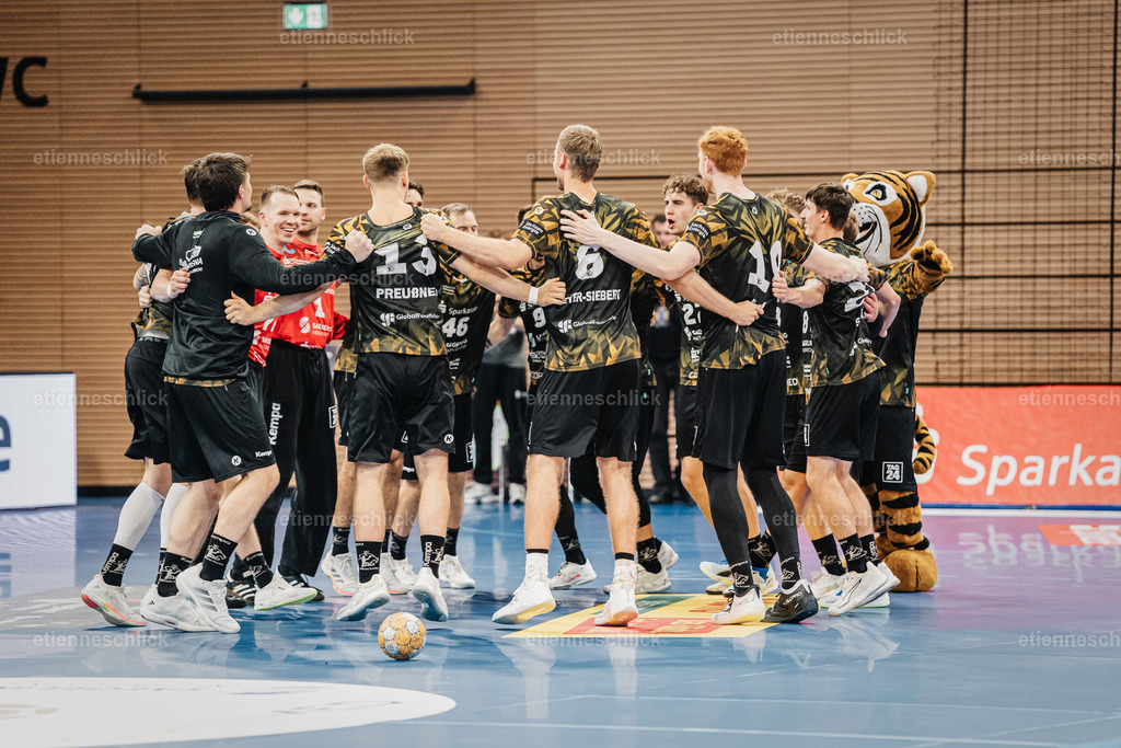 HC Elbflorenz 2006 - TV 05/07 Hüttenberg, 2. Handball-Bundesliga, 6. Spieltag | Im Bild: HC ELBFLORENZ DRESDEN springt im Kreis nach Sieg04.10.2026, HC Elbflorenz 2006 - TV 05/07 Hüttenberg, 2. Handball-Bundesliga, 6. Spieltag, Deutschland, Dresden, BallsportArena Dresden
