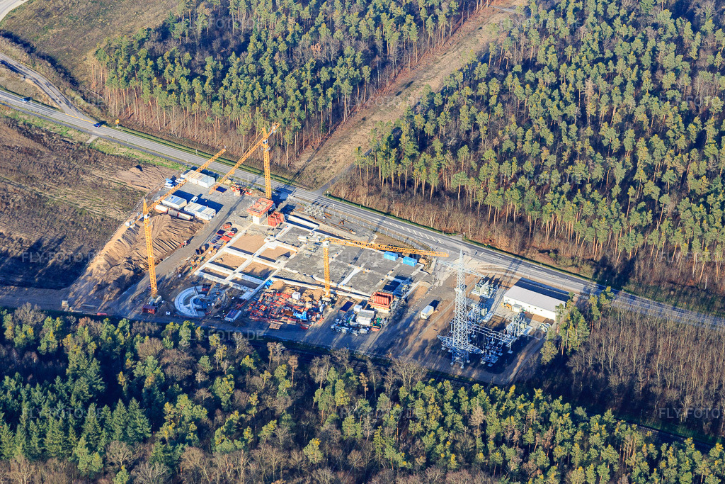 Luftbild: Baustelle für das neue Parkhaus der SEW-EURODRIVE GmbH & Co KG – Fertigungswerk und SCC Mechanik/Mechatronik im Ortsteil Graben in Graben-Neudorf im Bundesland Baden-Württemberg in Deutschland. Foto: IMG_085345.jpg vom 19.12.2015 durch Werner Riehm/FLY-FOTO.deWWW.SEW-EURODRIVE.DE