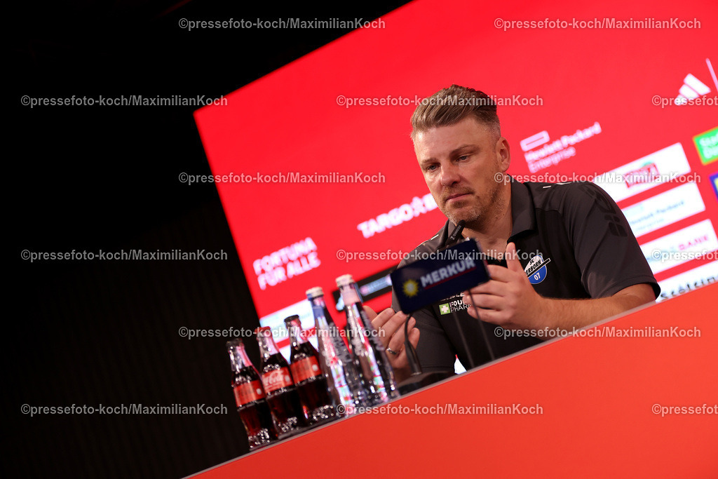 Due09112401085 | 09.11.2024, Fußball, Fortuna Düsseldorf - SC Paderborn 07, 2. Bundesliga, Merkur Spiel-Arena, Saison 2024 2025: Pressekonferenz mit den Trainern nach dem Spiel. Trainer Lukas Kwasniok (Cheftrainer Paderborn)DFB regulations prohibit any use of photographs as image sequences and or quasi-video.