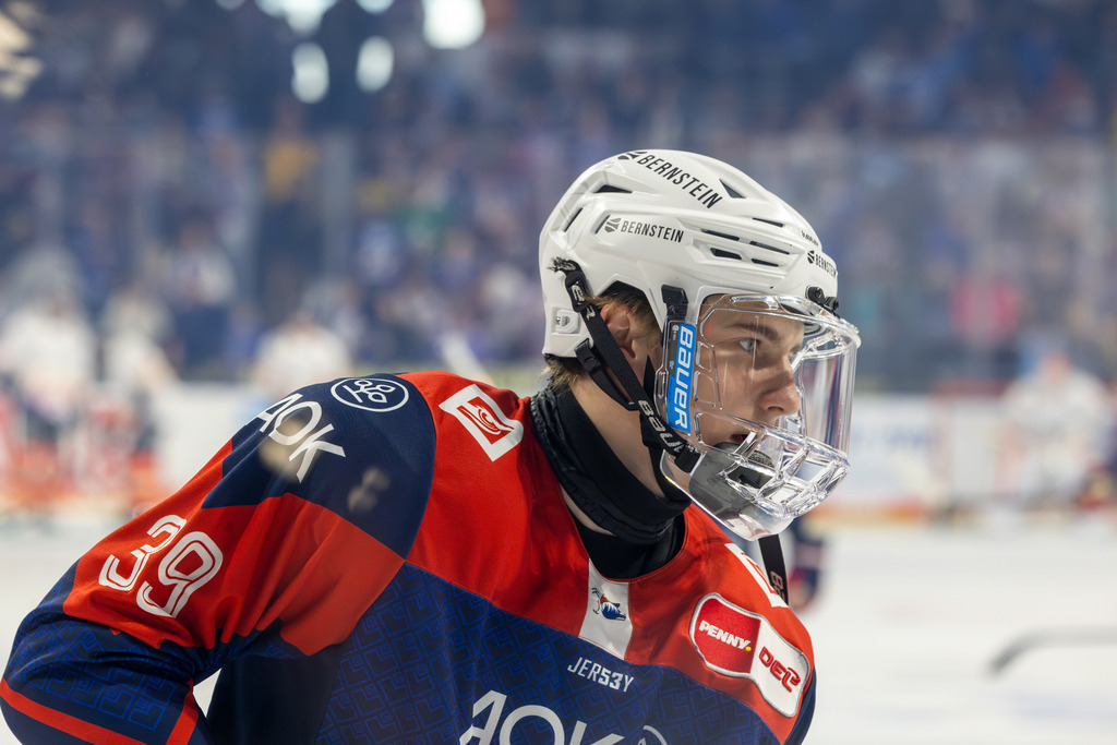 DEL, Deutsche Eishockey Liga Saison 2025/26, 19. Spieltag: Adler Mannheim gegen Grizzlys Wolfsburg | DEL, Deutsche Eishockey Liga Saison 2025/26, 19. Spieltag: Adler Mannheim gegen Grizzlys Wolfsburg***Bild: Max Penkin (39, Mannheim) beim Warm-Up - Realisiert mit Pictrs.com