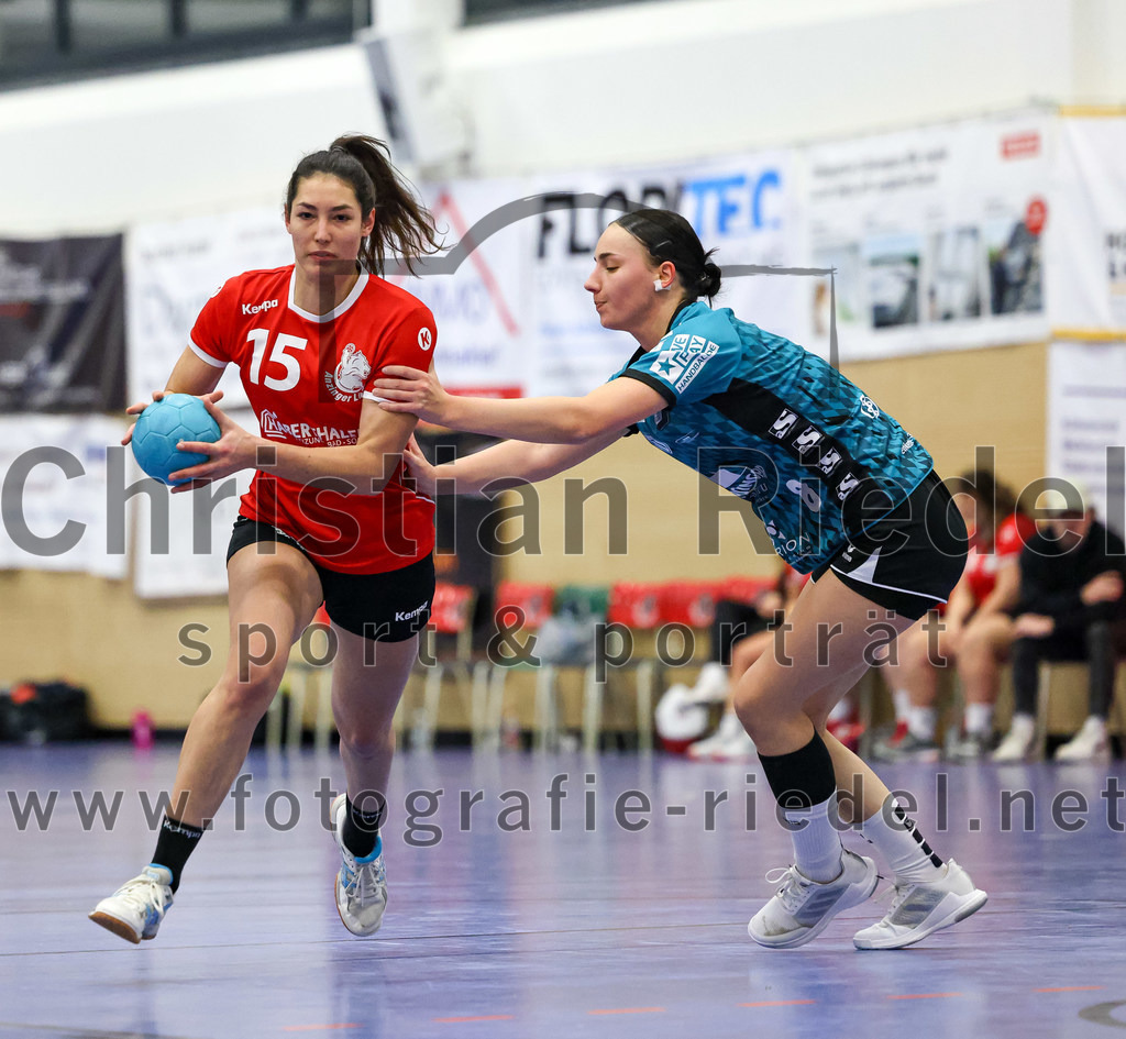 2022-11-27_055_SV_Anzing_gegen_HT_Muenchen_II | Anzing, Deutschland, 27.11.2022:
Handball, Bezirksliga 2022 / 2023, 7. Spieltag, SV Anzing gegen HT München II, Endergebnis: 28:32

Laura Greppmair (SV Anzing, #15), Helena Dannheim (HT München, #8)

Foto: Christian Riedel / fotografie-riedel.net