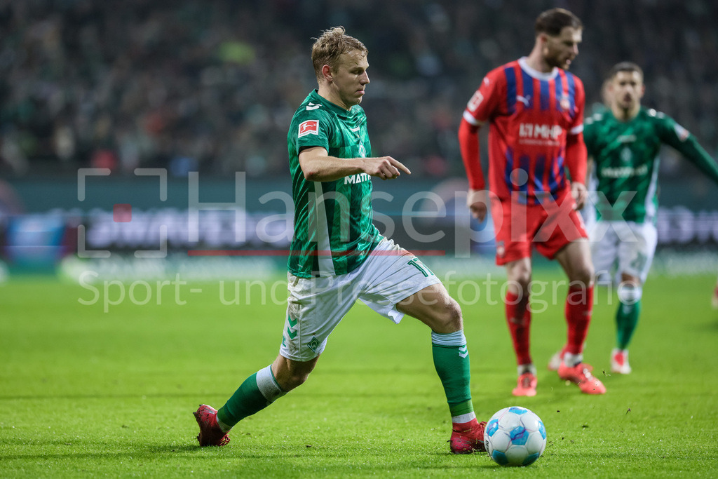 Fussball, Bundesliga, SV Werder Bremen - 1. FC Heidenheim | v.li.: Marco Grüll (SV Werder Bremen, 17) am Ball, Einzelbild, Ganzkörper, Aktion, Action, Spielszene, DIE DFL-RICHTLINIEN UNTERSAGEN JEGLICHE NUTZUNG VON FOTOS ALS SEQUENZBILDER UND/ODER VIDEOÄHNLICHE FOTOSTRECKEN. DFL REGULATIONS PROHIBIT ANY USE OF PHOTOGRAPHS AS IMAGE SEQUENCES AND/OR QUASI-VIDEO.