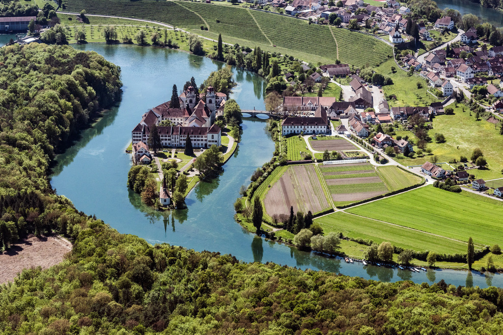 dr__0012192.jpg | RHEINAU 10.05.2017 Insel Rheinau am Ufer des Flußverlaufes des Rheins in Rheinau im Kanton Zürich, Schweiz. // Island Rheinau on the banks of the river course of the Rhine river in Rheinau in the canton Zurich, Switzerland. Foto: Daniel Reiter