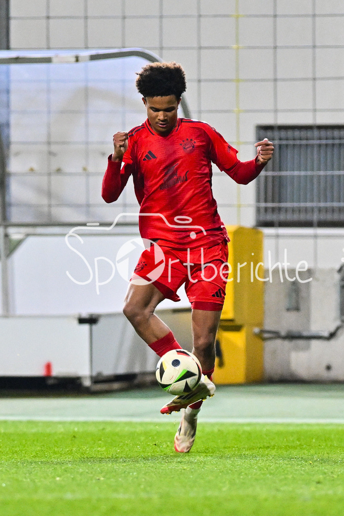 FC Bayern Amateure - FC Augsburg II | am Ball Julien YANDA (FC Bayern München II #3) / Einzelfoto / Freisteller / Regionalliga Bayern: FC Bayern Muenchen II - FC Augsburg II, Gruenwalder Stadion am 14.03.2025