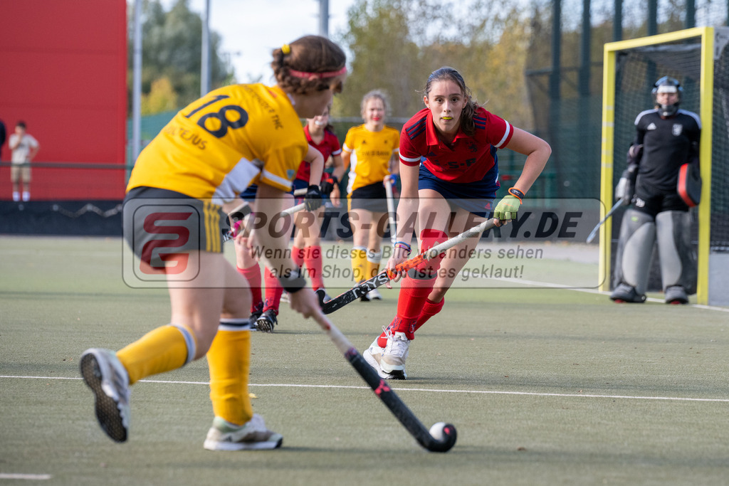 SFE_20231021_0213 | Deutsche Meisterschaft Weibliche U16 Halbfinale Düsseldorfer HC - Harvestehuder THC am 21.10.2023 in Köln (Düsseldorfer Hockeyclub 1905 e.V.), Photo: Stephan Fehrmann 2023 (Sports-Gallery)