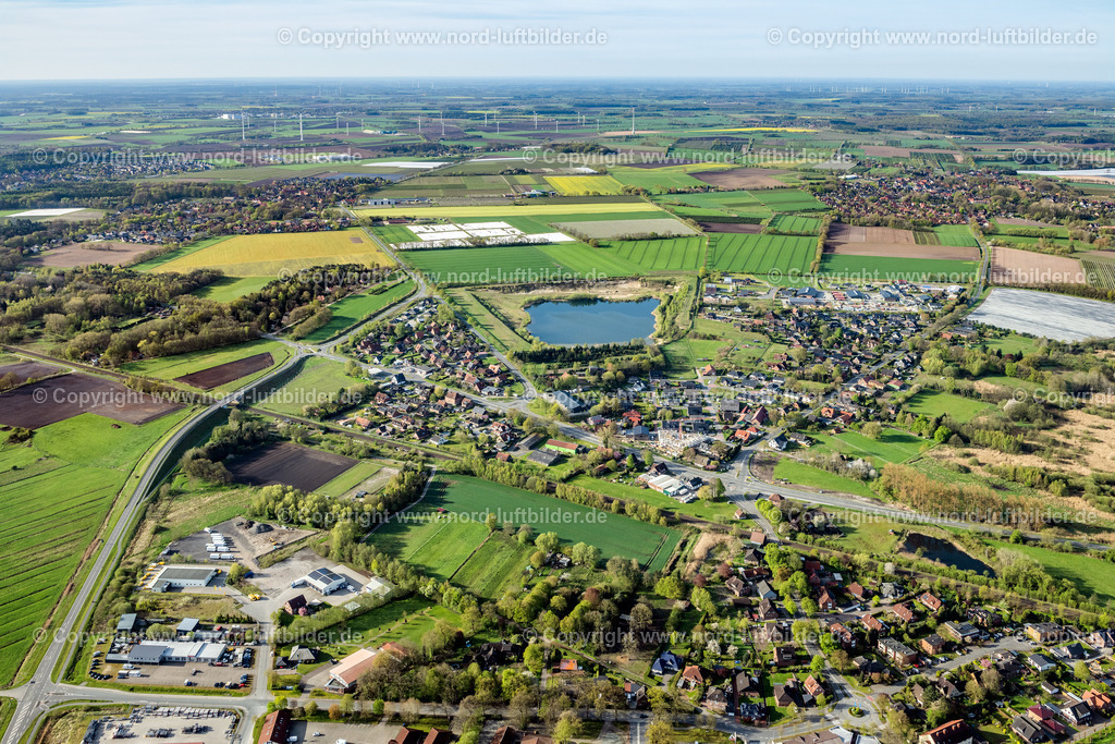 Horneburg_Postmoor_ELS_4860010523 | BLIEDERSDORF 01.05.2023 Ortsansicht der Straßen und Häuser der Wohngebiete in Bliedersdorf "Postmoor" im Bundesland Niedersachsen, Deutschland. // City view of the streets and houses of the residential areas in Bliedersdorf "Postmoor" in the state Lower Saxony, Germany. Foto: Martin Elsen