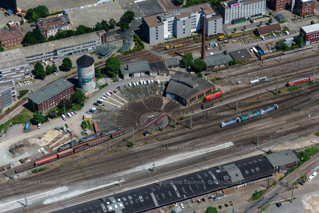 4029217 | BREMEN 01.06.2020 Gleisanlagen und Schienenstrecken am Rundschuppen ( auch Lokschuppen, Ringlokschuppen, Lokhalle oder Triebfahrzeughalle ) des Bahn- Betriebswerkes am Hauptbahnhof im Ortsteil Bahnhofsvorstadt in Bremen, Deutschland. // Trackage and rail routes on the roundhouse - locomotive hall of the railway operations work on Central Station in the district Bahnhofsvorstadt in Bremen, Germany. Foto: Gerhard Launer