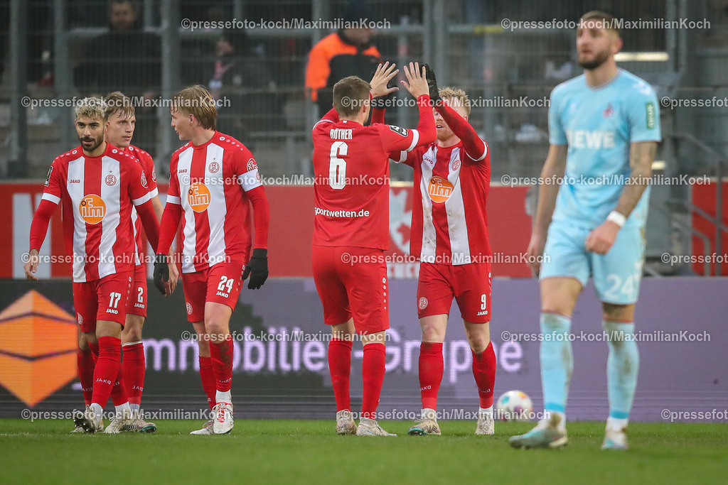 RWE06012401051 | 06.01.2024, Essen, Fußball, Herren, Stadion an der Hafenstraße, Testspiel, Rot-Weiss Essen – 1. FC Köln:  Torjubel nach dem 4:2 durch Ron Berlinski (Rot-Weiss Essen). 
DFB regulations prohibit any use of photographs as image sequences and or quasi-video.