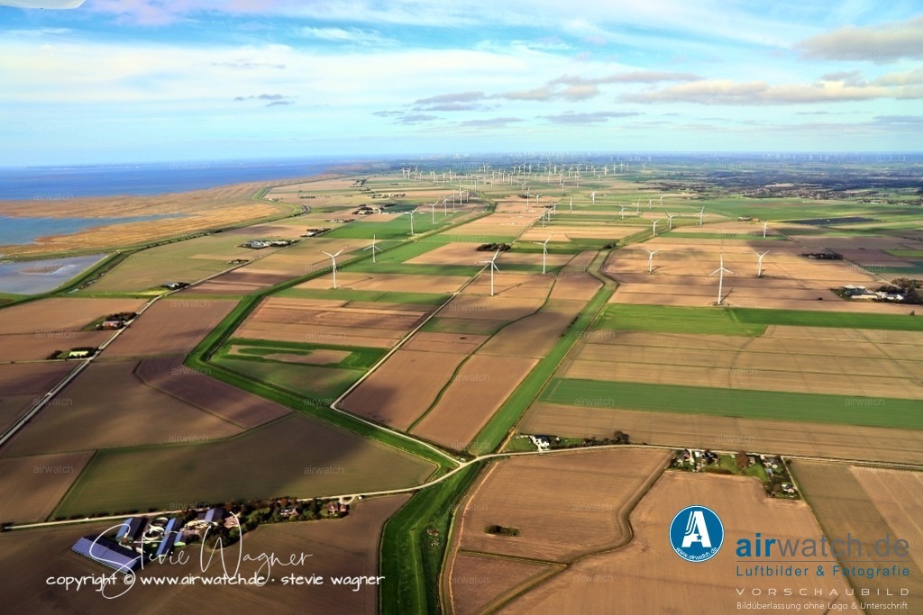 Luftbilder-Nordfriesland--Husum-Reussenköge-Kuestenlinie-Landgewinnung-airwatch-wagner-IMG_1888 | Der Bürgerwindpark Reußenköge besteht aus 84 Windenergieanlagen und produziert jährlich 750 Millionen Kilowattstunden Strom.