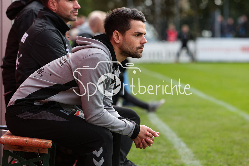 TSV Aubstadt - FC Bayern Amateure | Victor Kleinhenz Trainer des TSV in Aktion