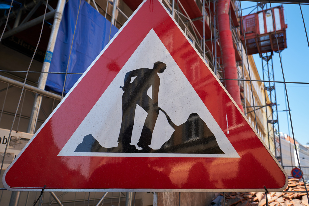 Vorsicht Arbeiterschild vor einer Baustelle | Wien, Austria - April 22, 2020: Wiener Innenstadt; Vorsicht Arbeiterschild vor einer Baustelle. - Realisiert mit Pictrs.com
