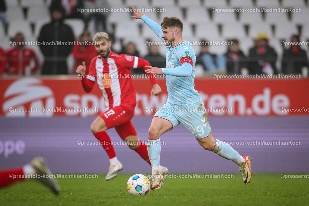 RWE06012401047 | 06.01.2024, Essen, Fußball, Herren, Stadion an der Hafenstraße, Testspiel, Rot-Weiss Essen – 1. FC Köln:  Ekin Celebi (Rot-Weiss Essen) (l.)  gegen Jan Thielmann (1.FC Köln) gestikulierend auf dem Spielfeld. 
DFB regulations prohibit any use of photographs as image sequences and or quasi-video.