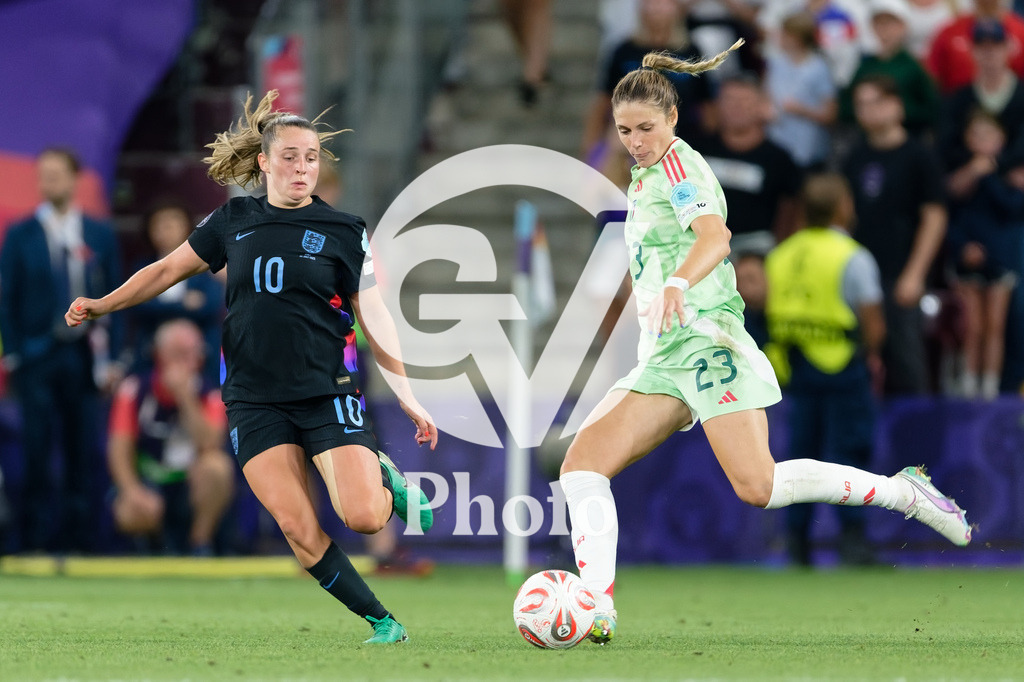 England v Italy - UEFA Women's EURO 2025 Semi-Final | GENEVA, SWITZERLAND - JULY 22:  Cecilia Salvai of Italy (R) shoots under pressure from Ella Toone of England (L)   during the UEFA Women's EURO 2025 Semi-Final match between England and Italy at Stade de Geneve on July 22, 2025 in Geneva, Switzerland. (Photo by Giuseppe Velletri/Sports Press Photo/Getty Images)