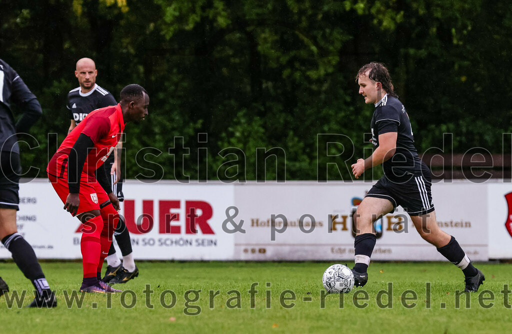 2023-08-27_014_TSV_Steinhoering_gegen_FC_Ebersberg | Steinhöring, Deutschland, 27.08.2023:
Fußball, Kreisklasse 2023 / 2024, 2. Spieltag, TSV Steinhöring gegen FC Ebersberg, Endergebnis: 2:0

Abubaker Suna (FC Ebersberg, #8), Kilian Asböck (TSV Steinhöring, #4)

Foto: Christian Riedel / fotografie-riedel.net