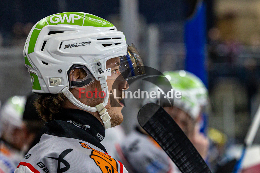 TSV Peißenberg Miners vs ESC River Rats Geretsried | Eishockey Bayernliga 2023/2024, TSV Peißenberg Miners vs ESC River Rats Geretsried,
Bernhard SCHMID (Miners 77) auf der Spielerbank,
2023-12-26 in Geretsried (Eisstadion)
77 Bernhard SCHMID (Miners 77)
Copyright: WolfgangxLindner foto-lindner.de