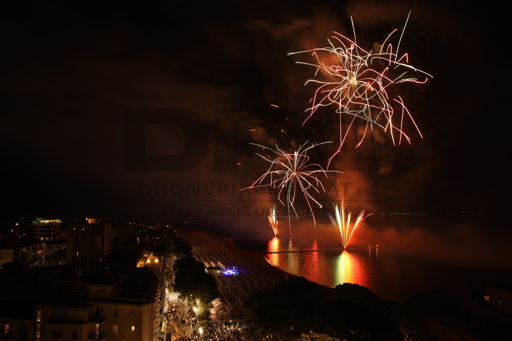 Ferragosto Fireworks in Grado, Italy | GRADO, ITALY, 15.AUG.26 - FIREWORKS - Ferragosto fireworks over the Adriatic Sea in Grado, Italy. Colorful fireworks light up the night sky above the beach, coastline and waterfront during the traditional summer celebration. - Realisiert mit Pictrs.com