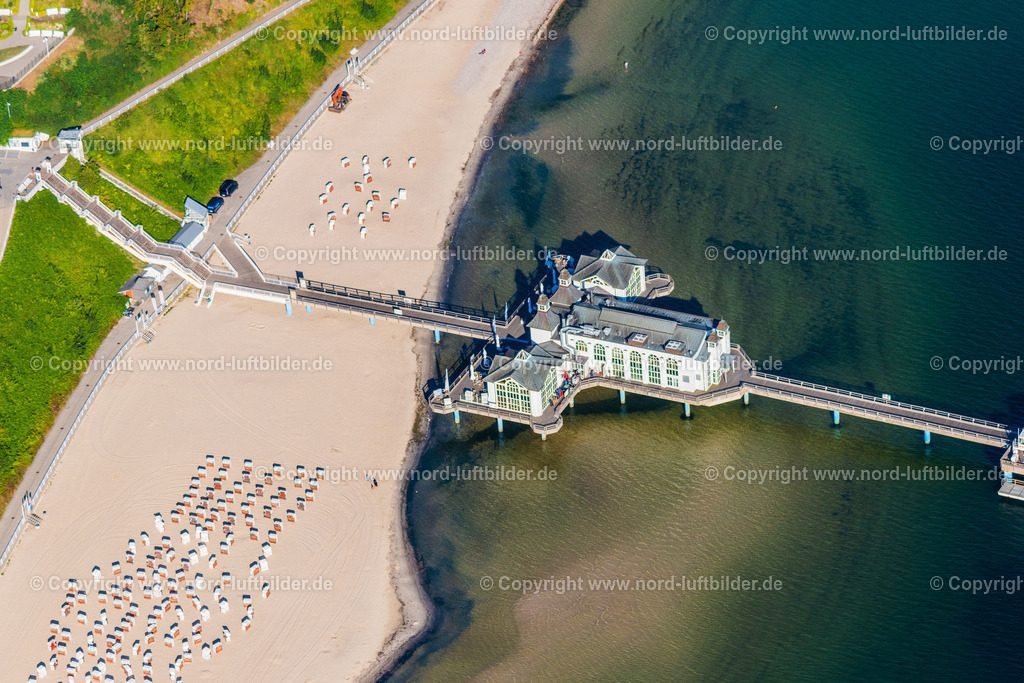 Sellin_Seebrücke_Rügen_ELS_4706100822 | OSTSEEBAD SELLIN 10.08.2022 Laufflächen und Konstruktion der Seebrücke über der Wasseroberfläche die Ostsee in Ostseebad Sellin auf der Insel Rügen im Bundesland Mecklenburg-Vorpommern, Deutschland. Weiterführende Informationen bei: Kurverwaltung Ostseebad Sellin,  Seebrücke Sellin. // Running surfaces and construction of the pier over the water surface . in Ostseebad Sellin on the island of Ruegen in the state Mecklenburg - Western Pomerania, Germany. Further information at: Kurverwaltung Ostseebad Sellin,  Seebruecke Sellin. Foto: Martin Elsen