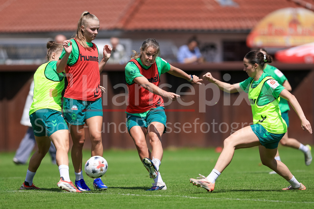 Fussball, Google Pixel Frauen-Bundesliga, Trainingsauftakt SV Werder Bremen | v.li.: Isabella Jaron (SV Werder Bremen), Lena Petermann (SV Werder Bremen) beim Torschuss, schießt auf das Tor, am Ball, Aktion, Action, Spielszene und Elena Mühlemann (SV Werder Bremen)