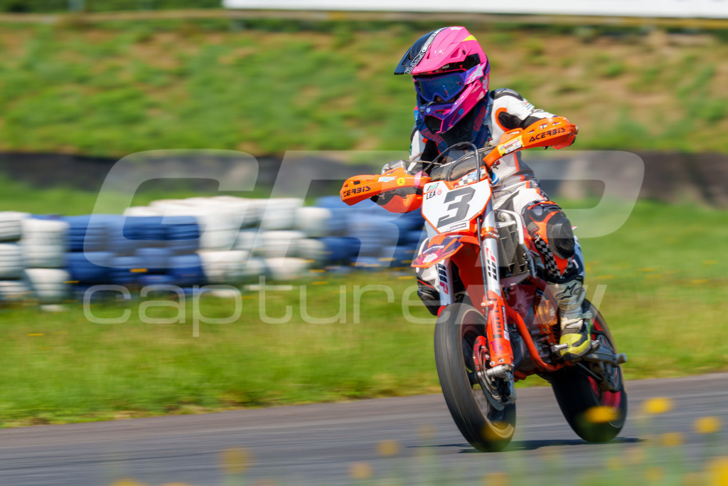 G-Cup + Supermoto Staatsmeisterschaft + Hungarian Supermoto Championship | GRIPcapture steht für authentische Sportfotografie in Österreich – für Momente, die mehr sind als Geschwindigkeit oder Ergebnis. Es geht um Emotion, Spannung, Fokus und den Augenblick, der oft nur einen Wimpernschlag dauert.Ob Motorsport, Teamsport oder 
