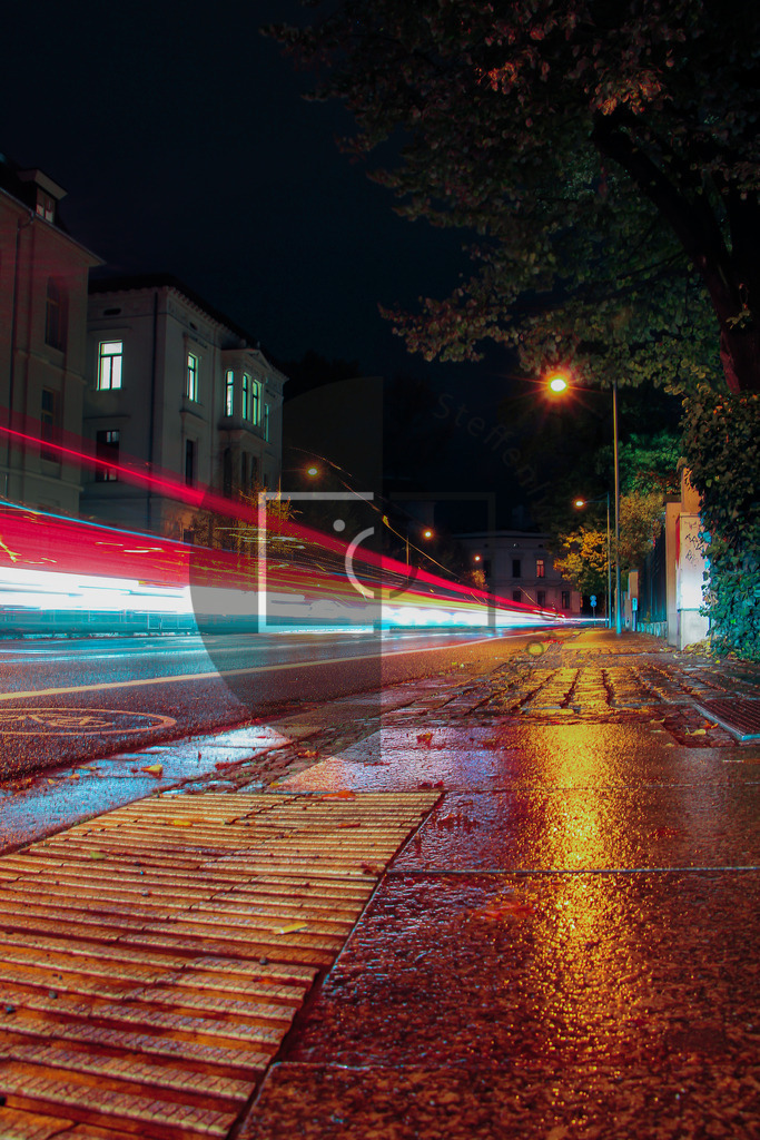 Wandbild Light Trail Innenstadt | Ich bin Fotograf und auf meiner Webseite hast du die Möglichkeit meine fotografie als Wandbilder druckfertig für dein Zuhause zu bestellten. - Realisiert mit Pictrs.com