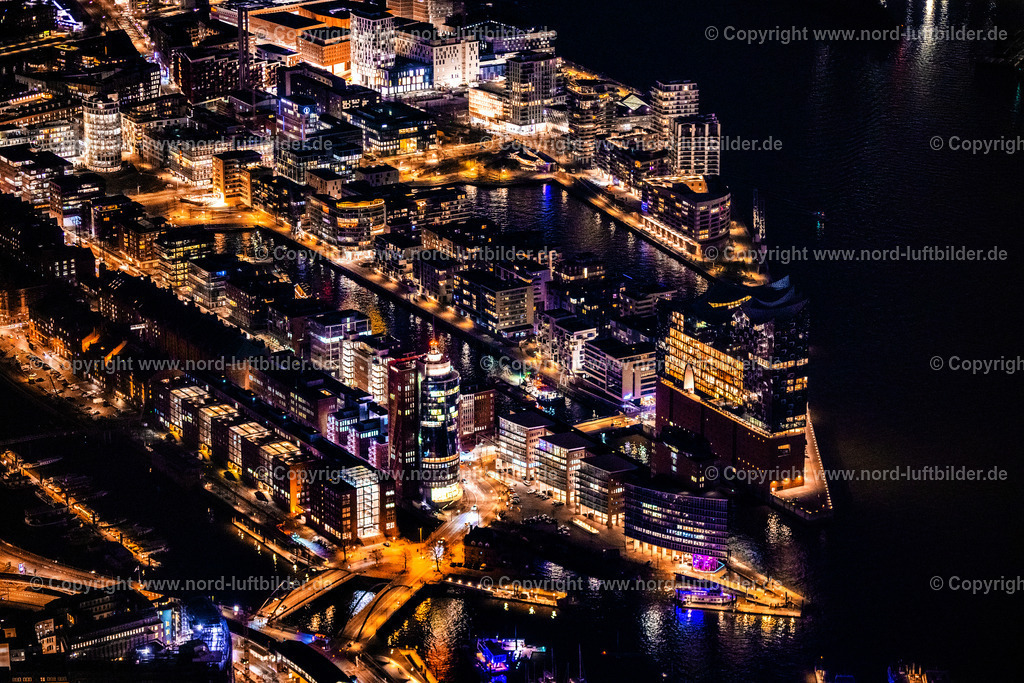 Hamburg_Elbphilharmonie_Nachtaufnahme_ELS_7601060325 | HAMBURG 06.03.2025 Nacht- Lichter und Beleuchtung Elbphilharmonie am Ufer der Elbe am Platz der Deutschen Einheit in Hamburg. Das Konzerthaus- Gebäude im Stadtteil Hamburg-HafenCity befindet sich am Ufer der Elbe der Hansestadt. Weiterführende Informationen bei: HOCHTIEF Aktiengesellschaft AG,  HamburgMusik gGmbH,  ReGe Hamburg Projekt-Realisierungsgesellschaft mbH. // Night lighting the Elbe Philharmonic Hall on the river bank of the Elbe on place Platz der Deutschen Einheit in Hamburg. Further information at: HOCHTIEF Aktiengesellschaft AG,  HamburgMusik gGmbH,  ReGe Hamburg Projekt-Realisierungsgesellschaft mbH. Foto: Martin Elsen