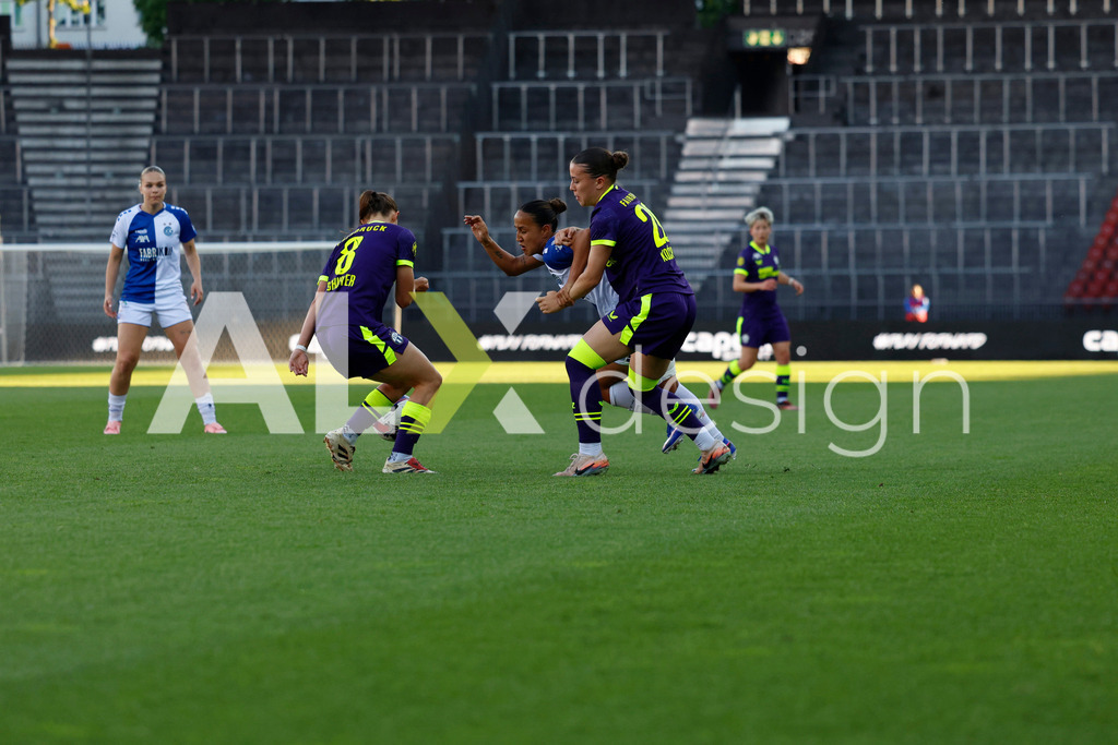 GC Zürich vs FC Zürich - AXA Women’s Super League Playoffs - Stadion Letzigrund | ALILA BELÉN IPPOLITO of Grasshopper Club Zürich and SANJA KOVACEVIC and AMELIE SCHUSTER of FC Zürich duel during the AXA Women’s Super League Playoffs quarter-final second leg between GC Zürich and FC Zürich at Stadion Letzigrund, Zurich, Switzerland. - Realisiert mit Pictrs.com