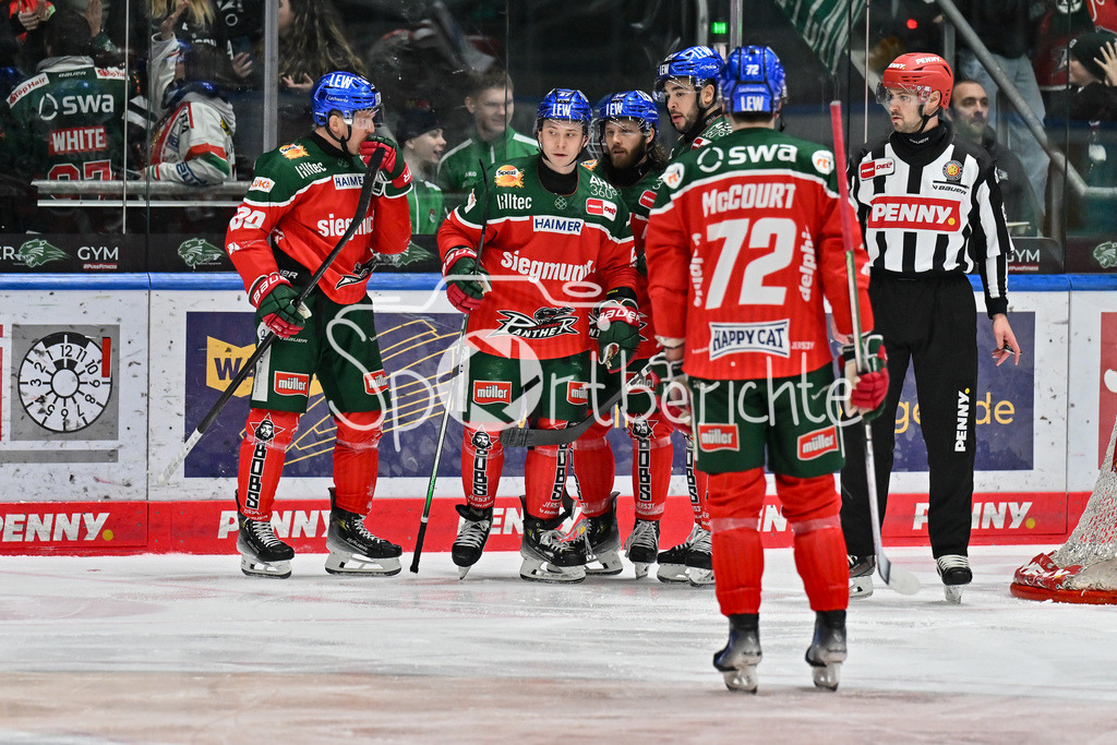Augsburger Panther - Fischtown Pinguins | Die Panther freuen sich wenig ueber den Treffer zum 1-5 durch Florian ELIAS (Augsburger Panther #67) / Tor / Torschuetze / DEL: Augsburger Panther - Fischtown Pinguins, Curt Frenzel Stadion am 08.01.2025