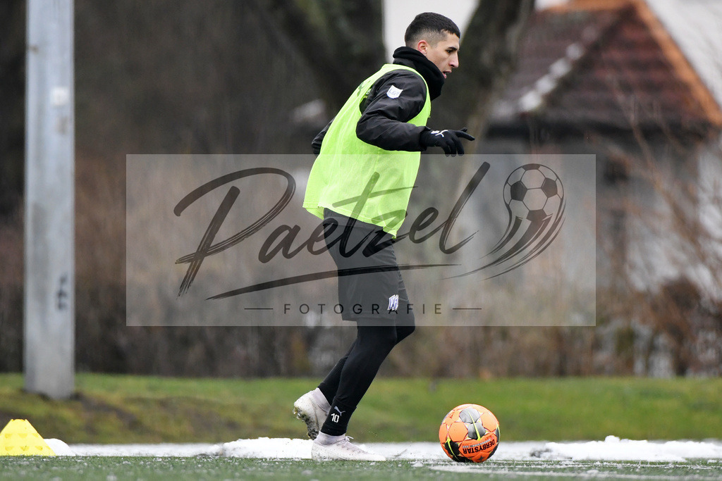 20200226_TRAOSN_0047 | Fussball, Herren: Anas Ouahim (VfL Osnabrueck) in Aktion, am Ball, Einzelaktion waehrend der Trainingseinheit des VfL Osnabrueck im Sportpark Illoshoehe am 26.02.2020 in Osnabrueck, Deutschland. - Realisiert mit Pictrs.com
