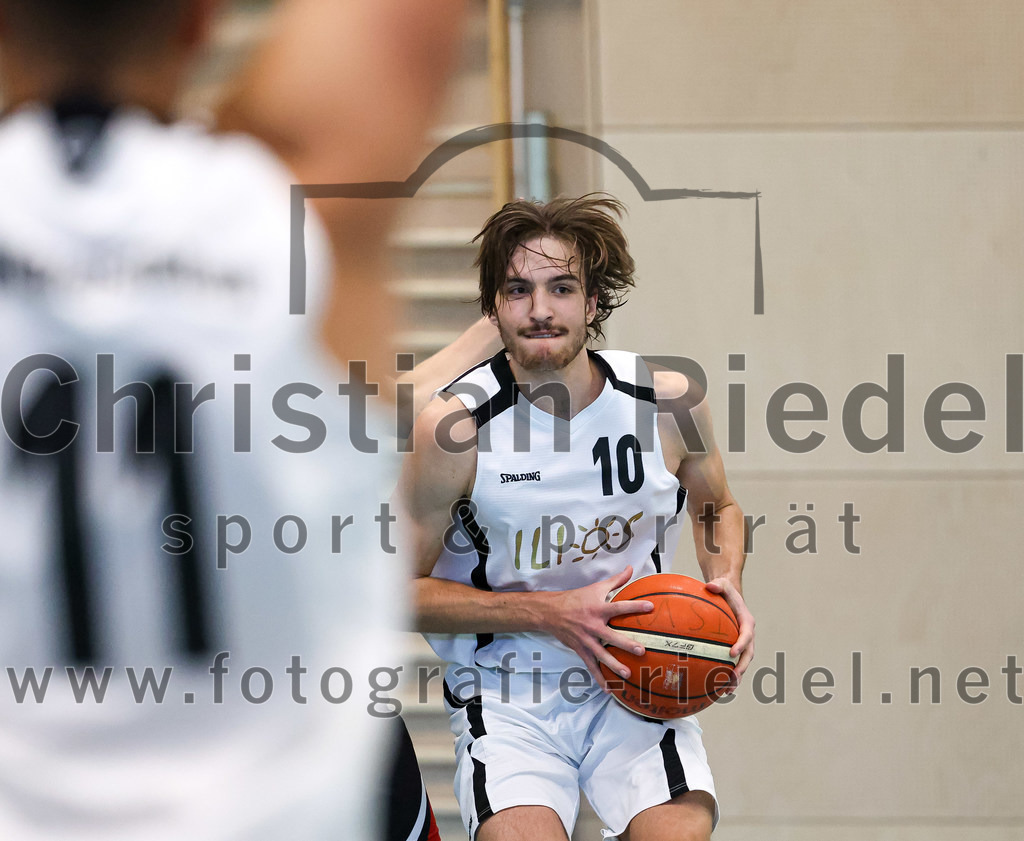 2022-10-16_030_TSV_Vaterstetten_gegen_Baskets_Vilsbiburg_2 | Vaterstetten, Deutschland, 16.10.2022:
Basketball, Bayernliga Herren Südost 2022 / 2023, 1. Spieltag, TSV Vaterstetten gegen Baskets Vilsbiburg 2, Endergebnis: 83:64

Finn Liebig (TSV Vaterstetten, #10)

Foto: Christian Riedel / fotografie-riedel.net