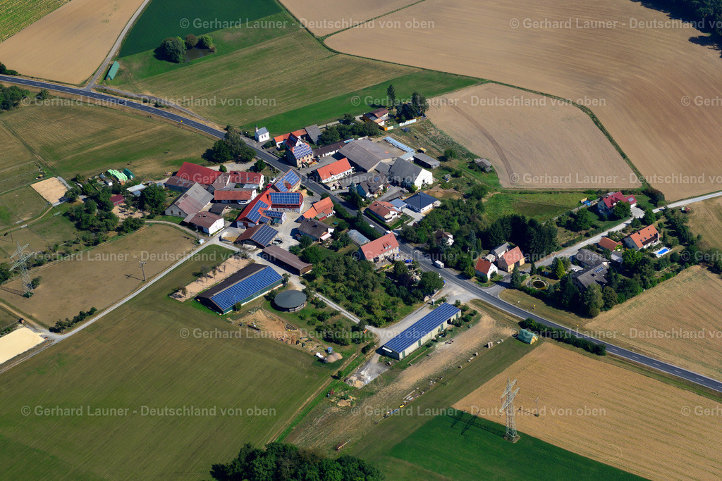 3650547 | LIMBACHSHOF 13.09.2016 Landwirtschaftliche Nutzflächen und Feldgrenzen  umsäumen das Siedlungsgebiet des Dorfes in Limbachshof im Bundesland Bayern, Deutschland // Agricultural land and field boundaries surround the settlement area of the village  in Limbachshof in the state Bavaria, Germany Foto: Gerhard Launer