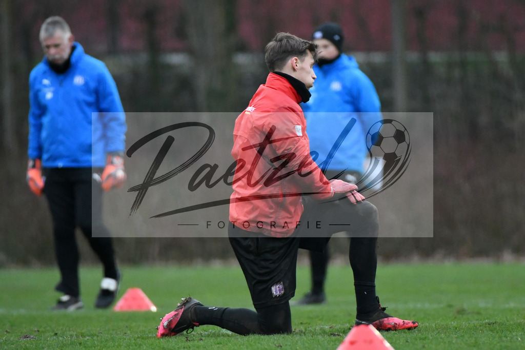 20200220_TRAOSN_0017 | Fussball, Herren: Torhueter Nils Koerber (VfL Osnabrueck) schaut waehrend der Trainingseinheit des VfL Osnabrueck im Sportpark Illoshoehe am 20.02.2020 in Osnabrueck, Deutschland. - Realisiert mit Pictrs.com