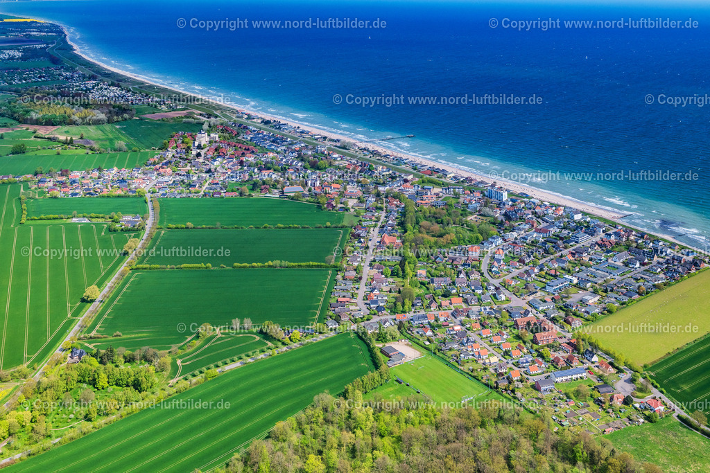 Dahme_Seebrücke_ELS_5497010524 | DAHME 01.05.2024 Stadtansicht am Meeres-Küstenbereich der Ostsee an der Straße An der Strandpromenade in Dahme an der Ostseeküste im Bundesland Schleswig-Holstein, Deutschland. Weiterführende Informationen bei: Tourismus Service Dahme. // City view on sea coastline of Baltic Sea on street An der Strandpromenade in Dahme at the baltic sea coast in the state Schleswig-Holstein, Germany. Further information at: Tourismus Service Dahme. Foto: Martin Elsen