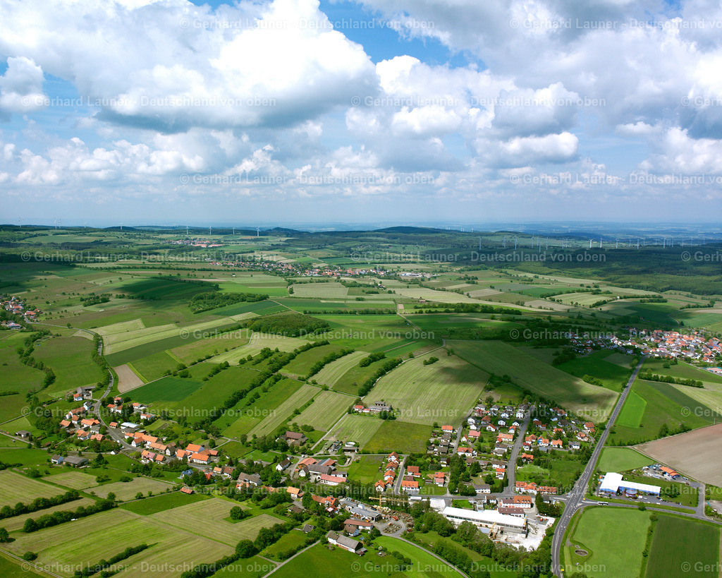 2614034 | EICHENROD 09.06.2006 Landwirtschaftliche Nutzflächen und Feldgrenzen  umsäumen das Siedlungsgebiet des Dorfes in Eichenrod im Bundesland Hessen, Deutschland // Agricultural land and field boundaries surround the settlement area of the village  in Eichenrod in the state Hesse, Germany Foto: Gerhard Launer
