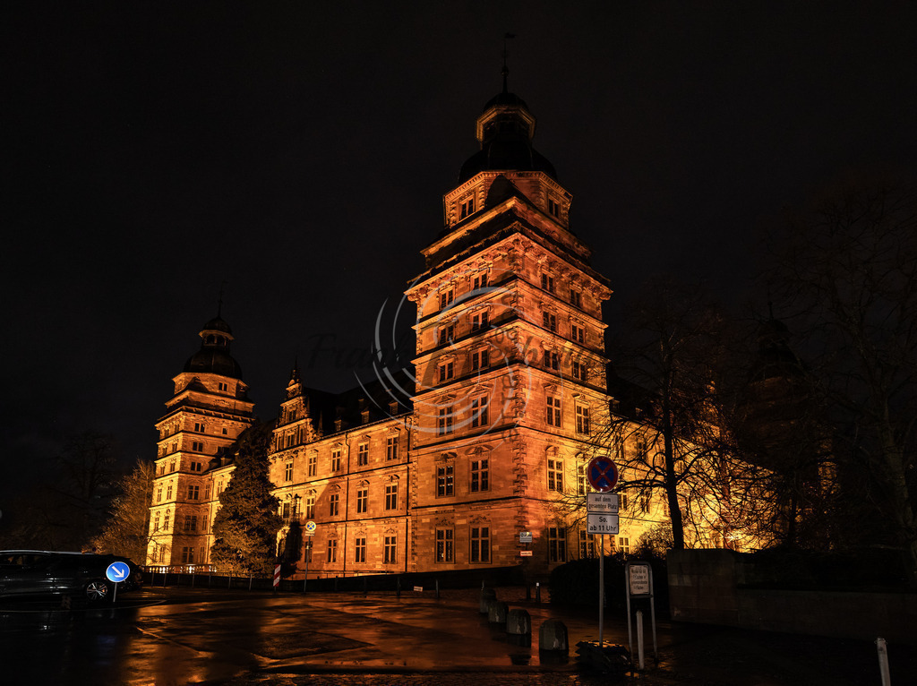 Schloss Johannesburg Aschaffenburg | Das Schloss Johannisburg in Aschaffenburg diente vom 13. Jahrhundert bis 1803 als zweite Residenz der Mainzer Erzbischöfe und Kurfürsten. Das heutige Schloss wurde in der Zeit von 1605 bis 1614 vom Straßburger Baumeister Georg Ridinger als Bauwerk der Renaissance an alter Stelle neu erbaut. Von 1814 bis zum Ende der Monarchie 1918 gehörte das Schloss der Bayerischen Krone. Heute ist der Freistaat Bayern Eigentümer, und die Anlage wird von der Bayerischen Verwaltung der staatlichen Schlösser, Gärten und Seen verwaltet. Im Schloss befinden sich außerdem das Schlossmuseum und die Verwaltung der Museen der Stadt Aschaffenburg.[1]Das Schloss dominiert das Bild der Stadt Aschaffenburg und gilt als ihre größte Sehenswürdigkeit. Ein Aschaffenburger Heimatdichter sagte einmal: „Die Stadt ist ihr Schloss.“  - Realisiert mit Pictrs.com