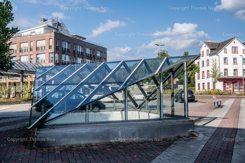 DSC_6556 | Der Bahnhof Bensheim ist ein wichtiger Verkehrsknotenpunkt an der Hessischen Bergstraße. Die Bilder zeigen Gleisanlagen, Bahnsteige, Züge und die Architektur des Bahnhofs im Wandel der Zeit. Fotografien aus dem Alltag des Bahnverkehrs und dem Stadtbild von Bensheim.
