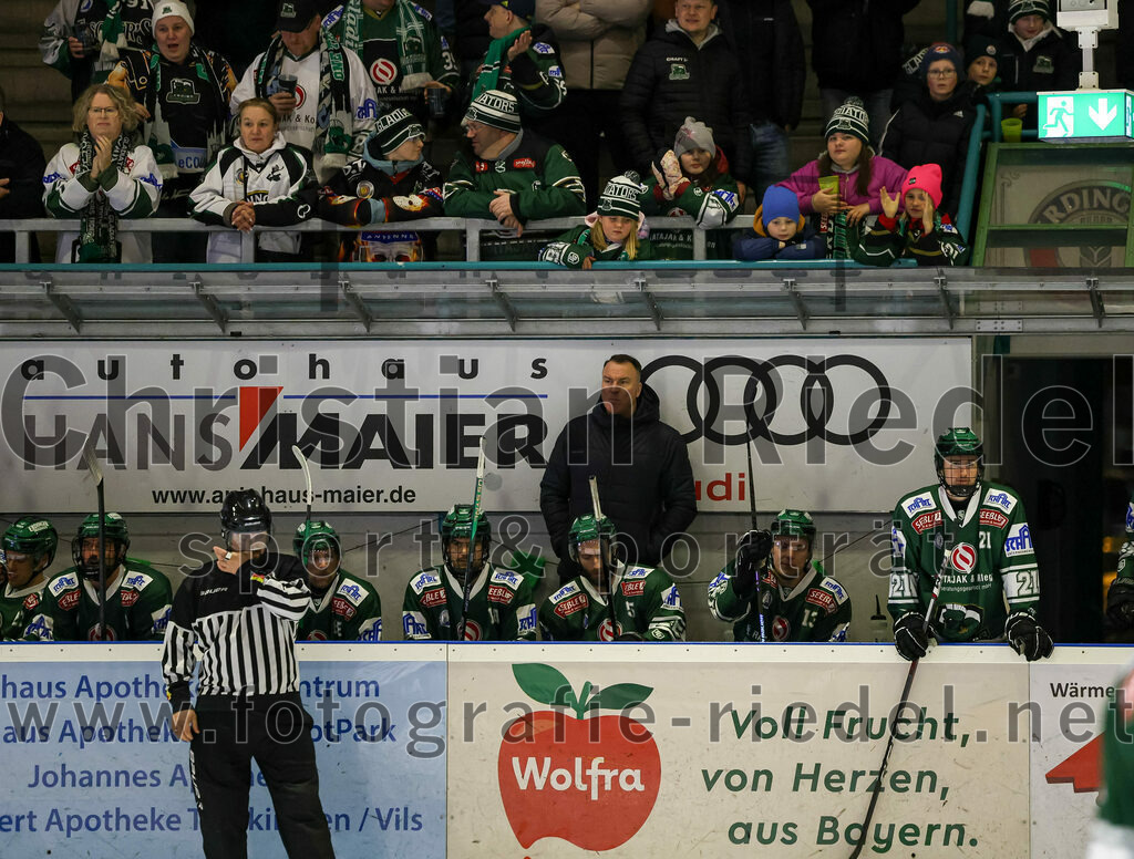 2024-01-26_005_TSV_Erding_gegen_HC_Landsberg | Erding, Deutschland, 26.01.2024:
Eishockey, Bayernliga Vorrunde 2023 / 2024, 28. Spieltag, TSV Erding gegen HC Landsberg, Endergebnis: 6:2

Daniel Krzizok (Erding Gladiators, #18), Petr Pohl (Erding Gladiators, #55), Teamchef Thomas Daffner (Erding Gladiators), Michael Franz (Erding Gladiators, #13), Erik Modlmayr (Erding Gladiators, #21)

Foto: Christian Riedel / fotografie-riedel.net