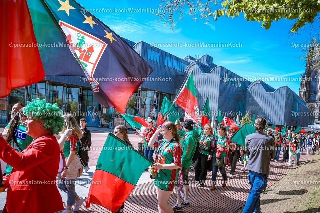 xSSCx18042601072 | 18.04.2026, xsscx, Handball, DHB-Pokal Lidl Final4, Saison 2025 / 2026 Herren, Lanxess Arena, Köln: Fans beim Fanmarsch des SC Magdeburg auf dem Weg zur Lanxess Arena Photo: xSandraxScherningxPressefotoKochx