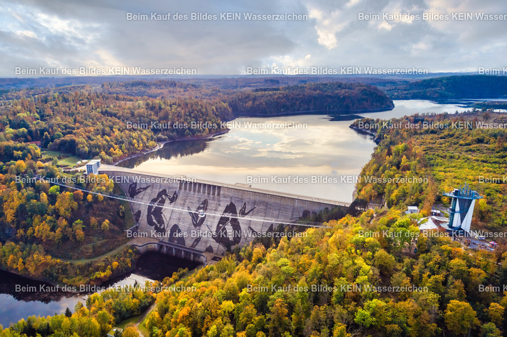 Rappbode Tallsperre Graffiti Harz Herbst-0026 | Die Luftaufnahme zeigt die Rappbodetalsperre im Harz, eine der markantesten Talsperren Sachsen-Anhalts. Die 106 Meter hohe Staumauer gehört zu den höchsten Talsperren Deutschlands und erstreckt sich über rund 415 Meter. Der Rappbode-Stausee fasst mehr als 100 Millionen Kubikmeter Wasser und ist Teil des umfangreichen Bodetalsperrensystems.

Die zwischen 1952 und 1959 errichtete Talsperre dient unter anderem dem Hochwasserschutz, der Rohwasserbereitstellung und der Regulierung des Wasserhaushalts. Aus der Vogelperspektive werden die Dimensionen der Staumauer, des Stausees und der bewaldeten Harzer Landschaft besonders deutlich. Die Aufnahme ist Teil des Mitteldeutschen Bildarchivs von Luftbildfotograf Steffen Lehmann. - Realisiert mit Pictrs.com