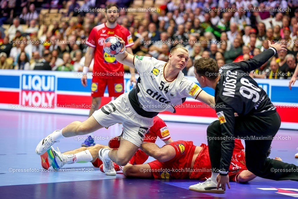 EHF15012602103 | 15.01.2026, Handball, Men's EHF EURO 2026, Deutschland - Östereich, Jyske Bank Boxen in Herning, Dänemark, Preliminary Round:  Justus Fischer (Germany #54) wirft auf das Tor von  Constantin Möstl (Austria #98) 