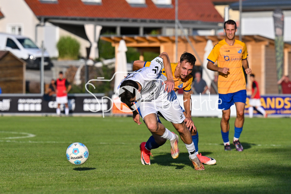 FC Pipinsried - SV Wacker Burghausen | Im Duell Tobias SCHRÖCK (FCP #21) und Noa-Gabriel SIMIC (SV Wacker Burghausen 16) / Zweikampf / Landespokal Bayern: FC Pipinsried - SV Wacker Burghausen; Küchenstadel-Arena am 26.08.2025
