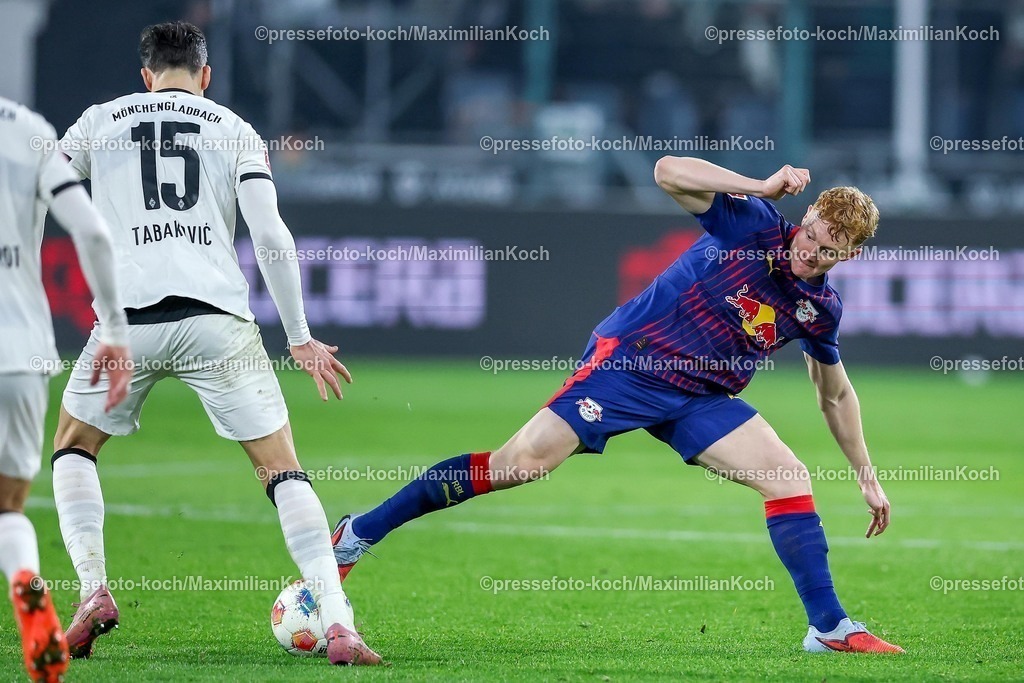 BMG28112501072 | 28.11.2025, Fußball, Borussia Mönchengladbach - RB Leipzig, 1. Fußball Bundesliga, 12.Spieltag, Borussia-Park, Saison 2025 2026: Haris Tabakovic (Borussia Mönchengladbach #15) im Zweikampf gegen  Nicolas Seiwald (RB Leipzig #13) DFB regulations prohibit any use of photographs as image sequences and or quasi-video.