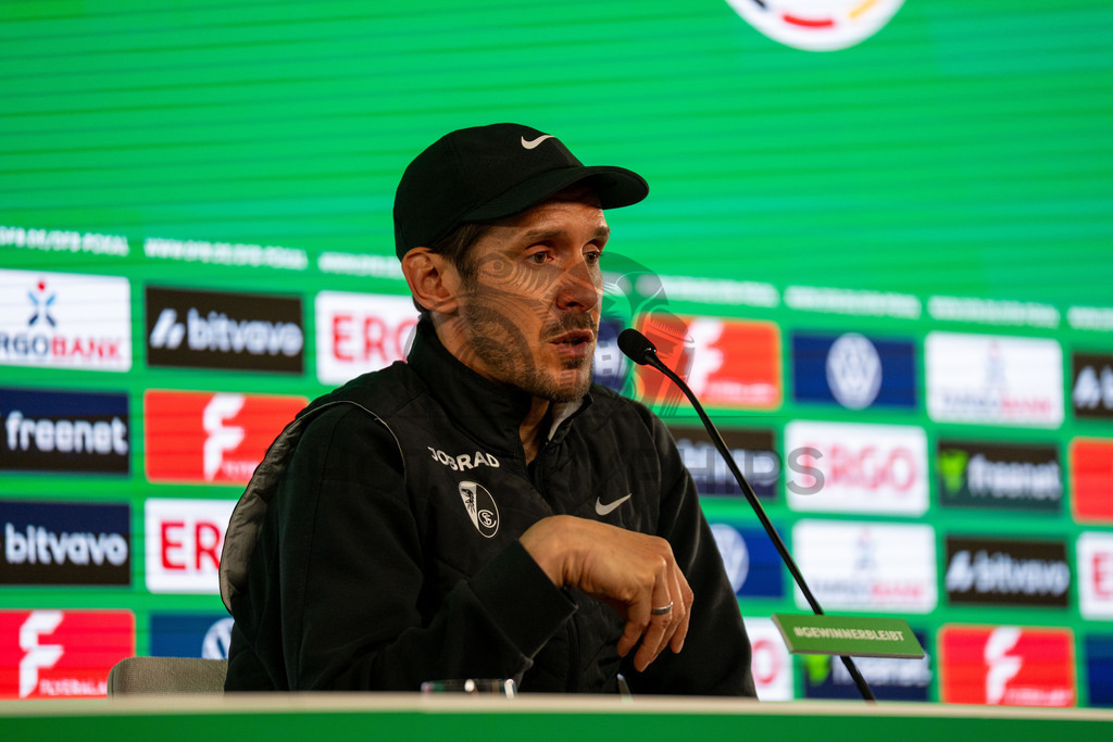 VfB Stuttgart vs. SC Freiburg, Fussball, DFB-Pokal, Halbfinale, 23.04.2026 | Julian Schuster (Trainer SC Freiburg) bei der Pressekonferenz nach der Niederlage,VfB Stuttgart vs. SC Freiburg, Fussball, DFB-Pokal, Halbfinale, 23.04.2026DFB regulations prohibit any use of photographs as image sequences and/or quasi-video