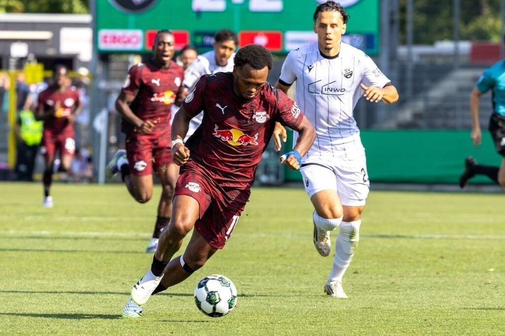 SV Sandhausen gegen RB Leipzig (DFB-Pokal, 1. Runde)***Am Ball: Lois Openda (11, Leipzig) | SV Sandhausen gegen RB Leipzig (DFB-Pokal, 1. Runde)***Am Ball: Lois Openda (11, Leipzig) - Realisiert mit Pictrs.com